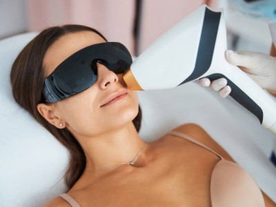 Een laserbehandeling tijdens de zomer: Go of no-go?